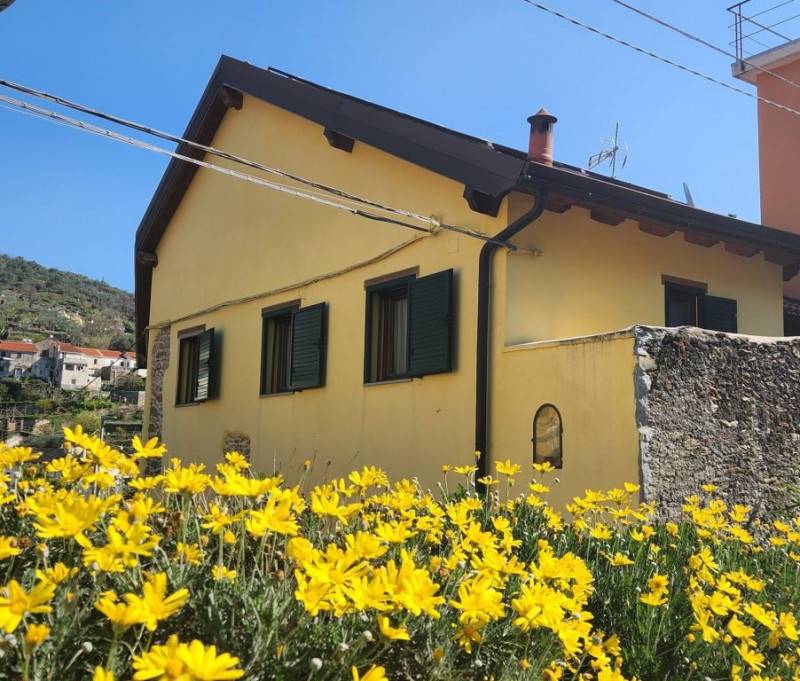 casa semindipendente in vendita a Vado Ligure in zona Sant'Ermete