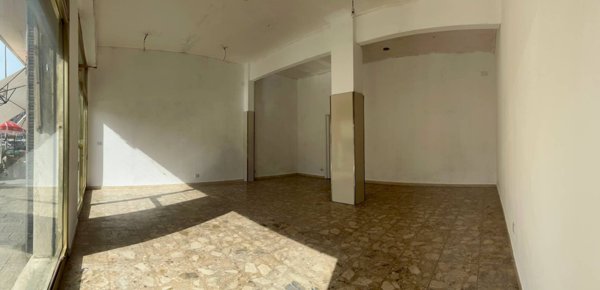 locale commerciale in vendita a Vado Ligure