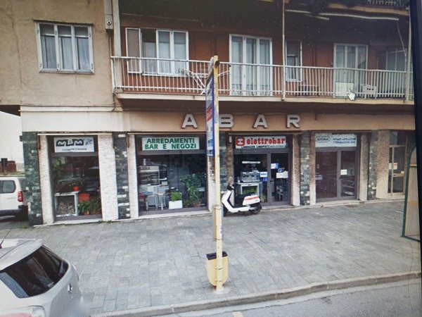 locale commerciale in vendita a Vado Ligure