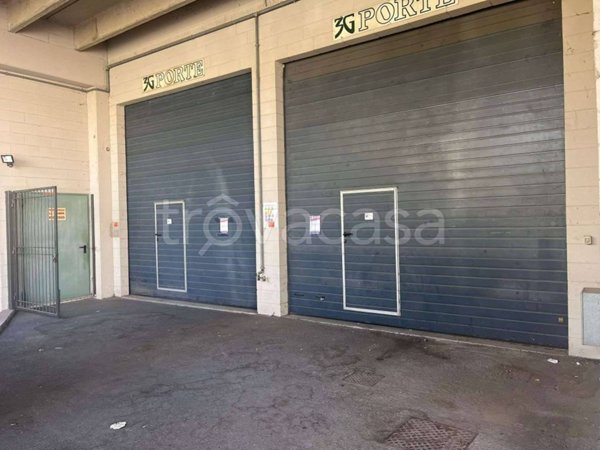locale commerciale in vendita a Vado Ligure