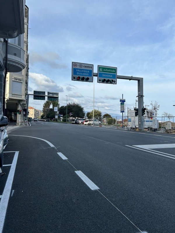 locale commerciale in vendita a Vado Ligure