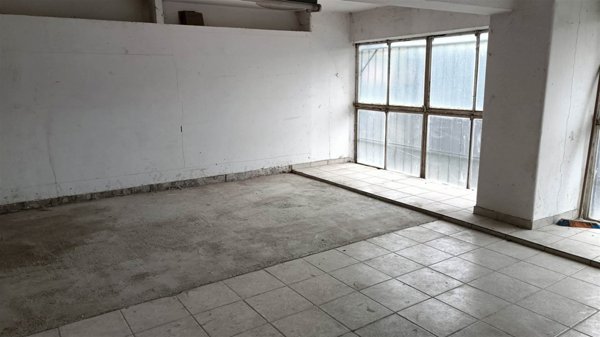locale di sgombero in vendita a Vado Ligure