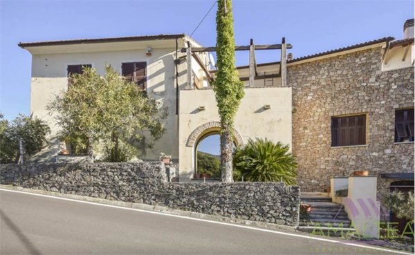 casa indipendente in vendita a Vado Ligure in zona Segno