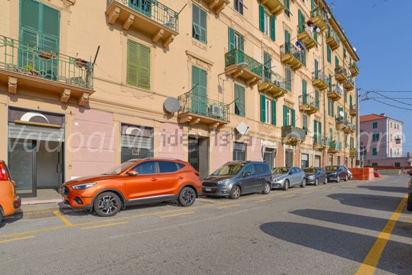 locale commerciale in vendita a Vado Ligure