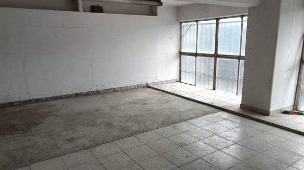 locale di sgombero in vendita a Vado Ligure
