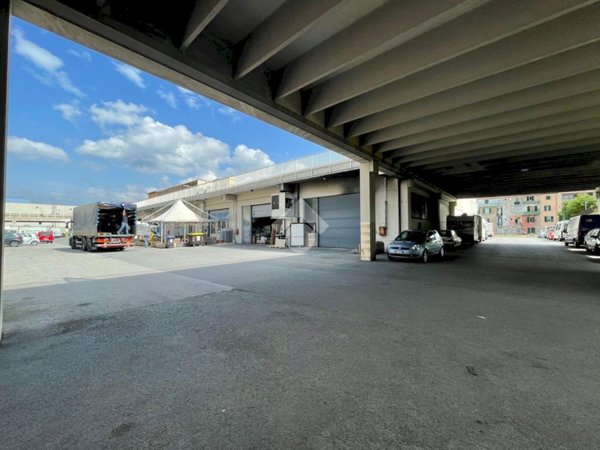 locale di sgombero in vendita a Vado Ligure
