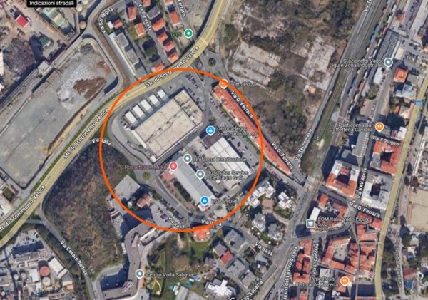 locale commerciale in vendita a Vado Ligure in zona Porto