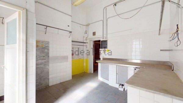 locale commerciale in vendita a Vado Ligure