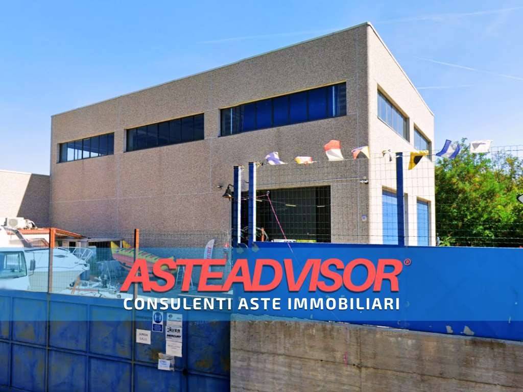 locale commerciale in vendita a Vado Ligure