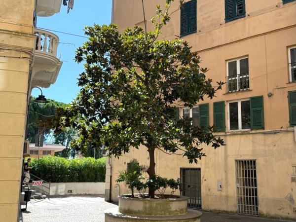 negozio in vendita a Vado Ligure in zona Vado Centro