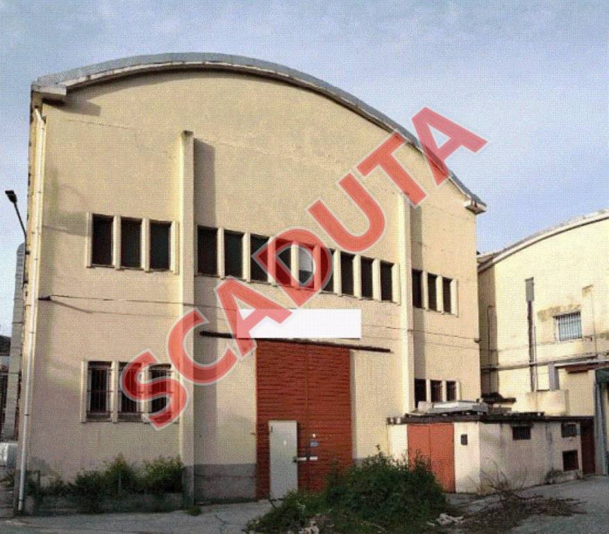 locale commerciale in vendita a Vado Ligure in zona Valle di Vado