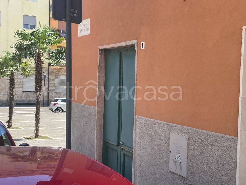 locale commerciale in vendita a Vado Ligure