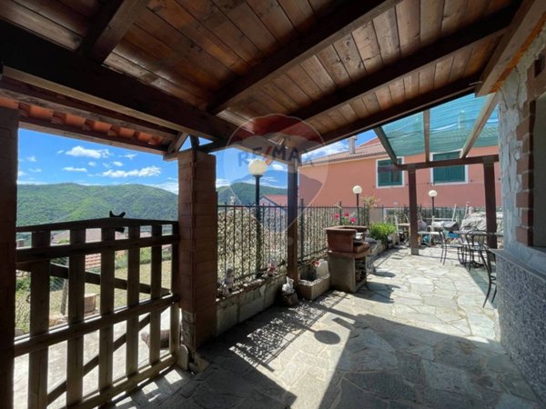 casa indipendente in vendita a Vado Ligure in zona Segno