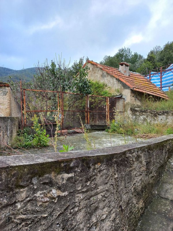 locale di sgombero in vendita a Vado Ligure in zona Sant'Ermete