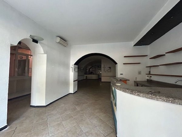 locale commerciale in vendita a Vado Ligure