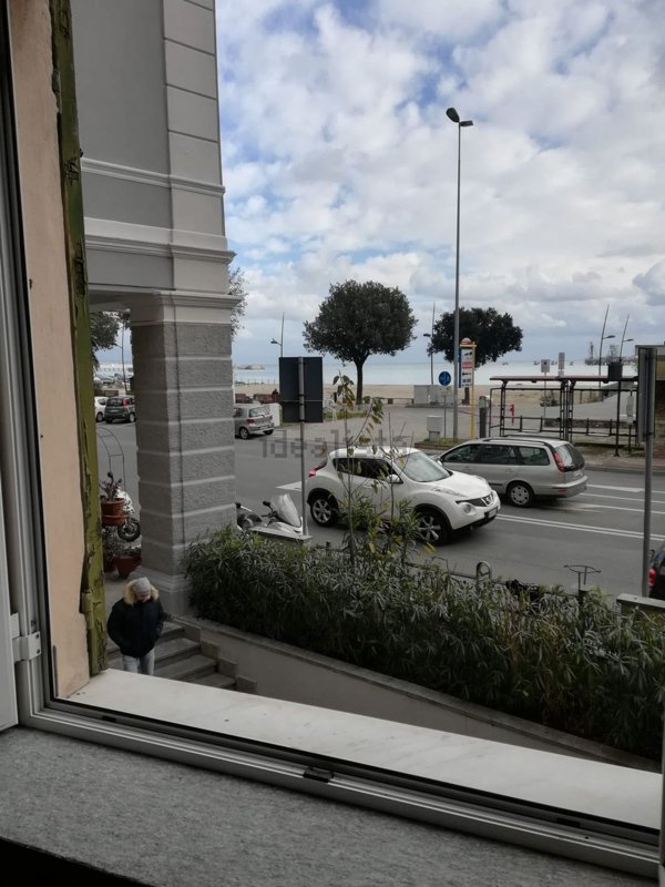 locale commerciale in vendita a Vado Ligure