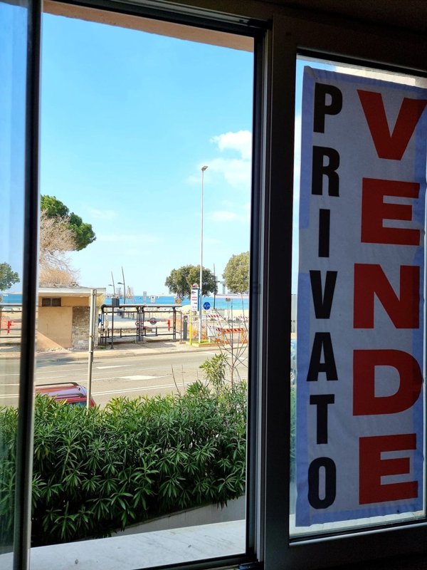 locale commerciale in vendita a Vado Ligure