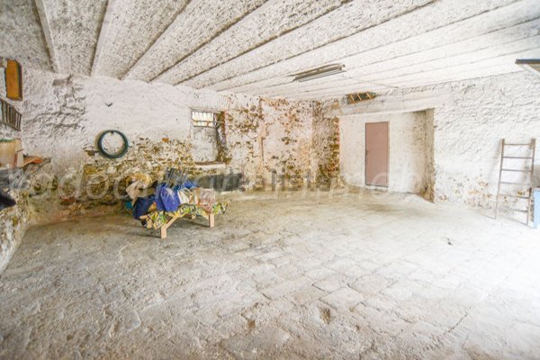 locale commerciale in vendita a Vado Ligure