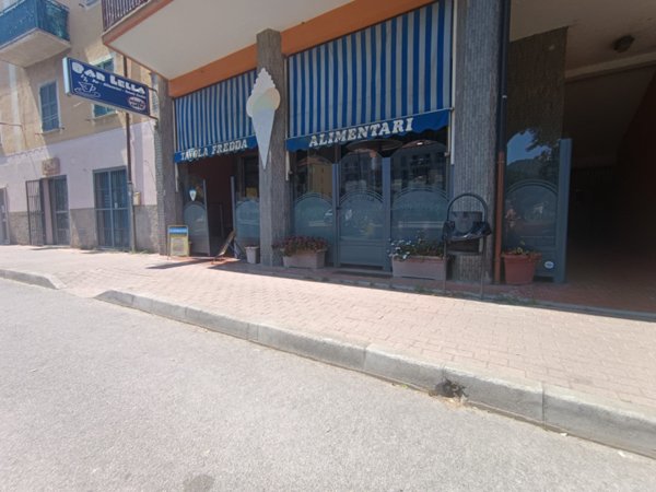 negozio in vendita a Vado Ligure in zona Valle di Vado