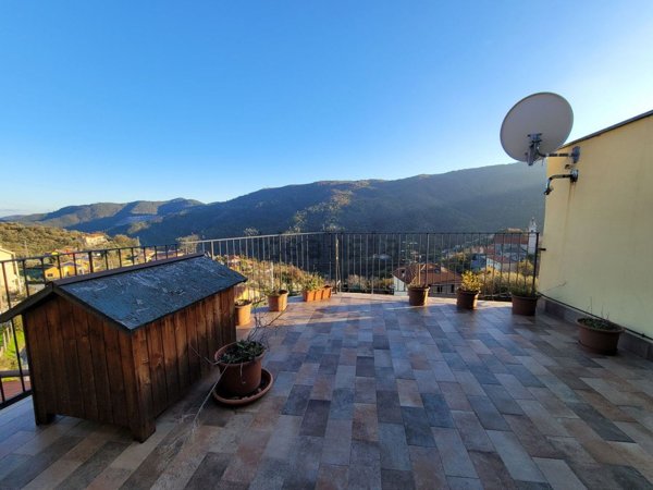 casa indipendente in vendita a Vado Ligure in zona Segno