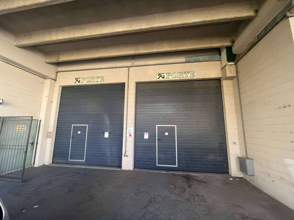 locale commerciale in vendita a Vado Ligure in zona Vado Centro