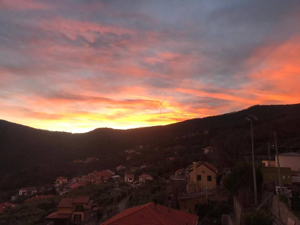 casa indipendente in vendita a Vado Ligure in zona Segno