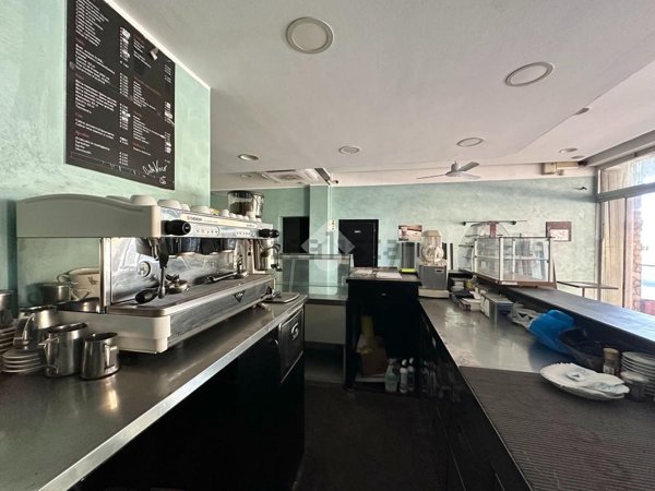 locale commerciale in vendita a Vado Ligure