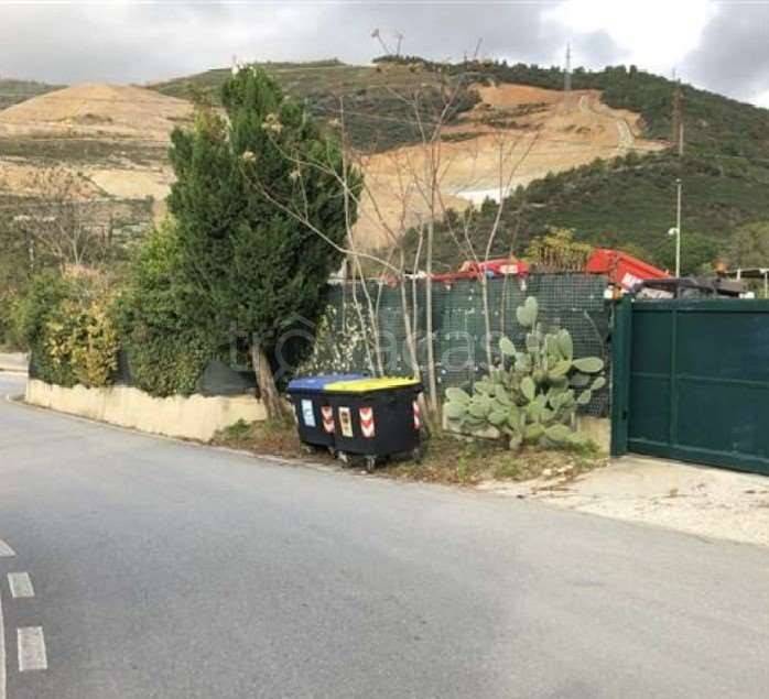 locale commerciale in vendita a Vado Ligure