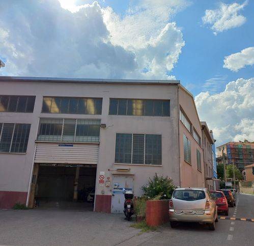 locale commerciale in vendita a Vado Ligure in zona Vado Centro