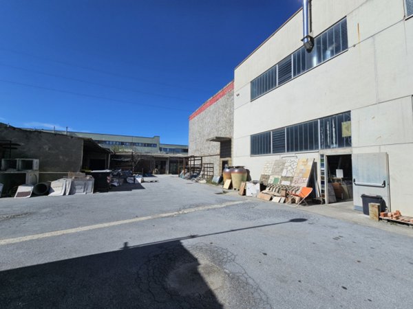 negozio in vendita a Vado Ligure in zona Porto