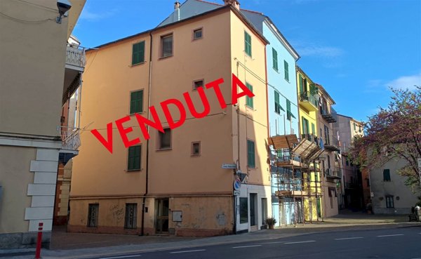 locale commerciale in vendita a Vado Ligure