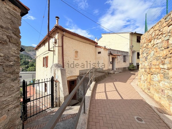 casa semindipendente in vendita a Vado Ligure in zona Sant'Ermete
