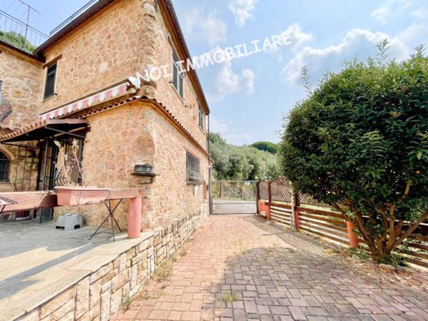 casa indipendente in vendita a Varazze in zona Pero