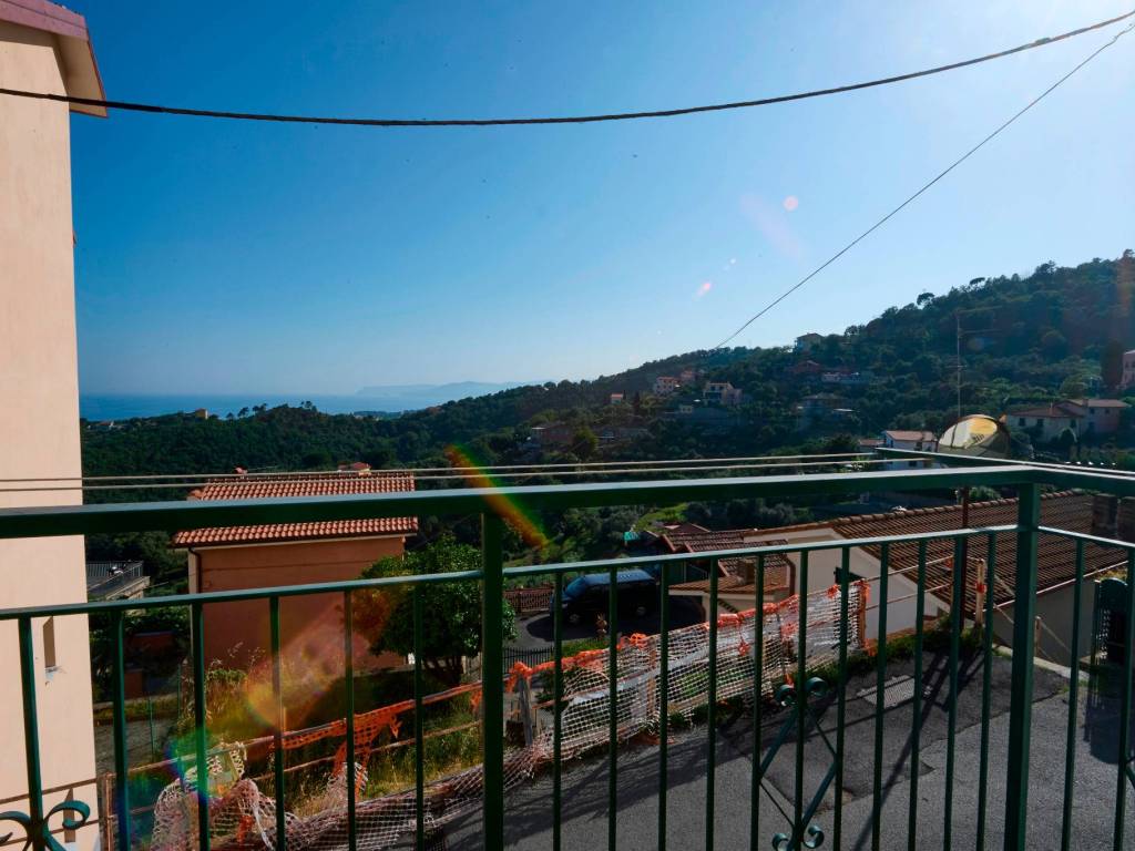 appartamento in vendita a Varazze in zona Castagnabuona