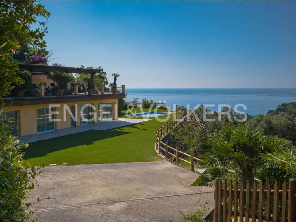 casa indipendente in vendita a Varazze in zona Castagnabuona