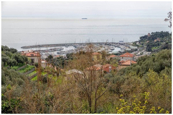 appartamento in vendita a Varazze in zona Castagnabuona