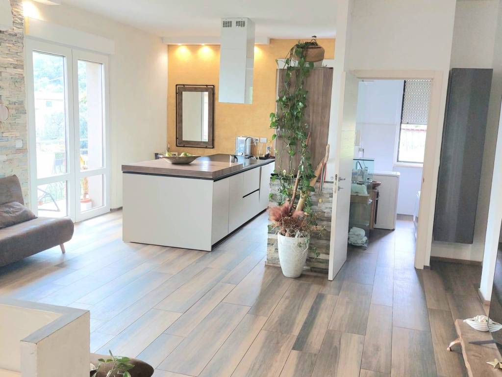 appartamento in vendita a Varazze in zona Castagnabuona