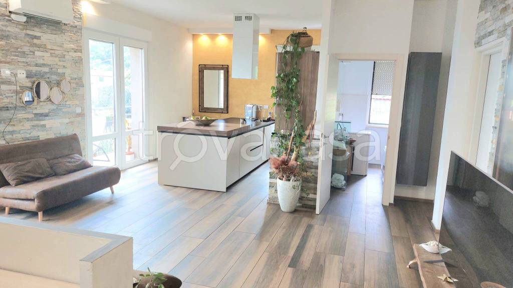 appartamento in vendita a Varazze in zona Castagnabuona