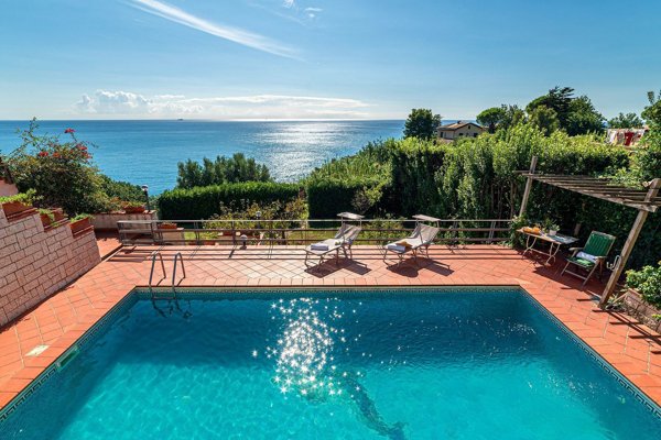 casa indipendente in vendita a Varazze