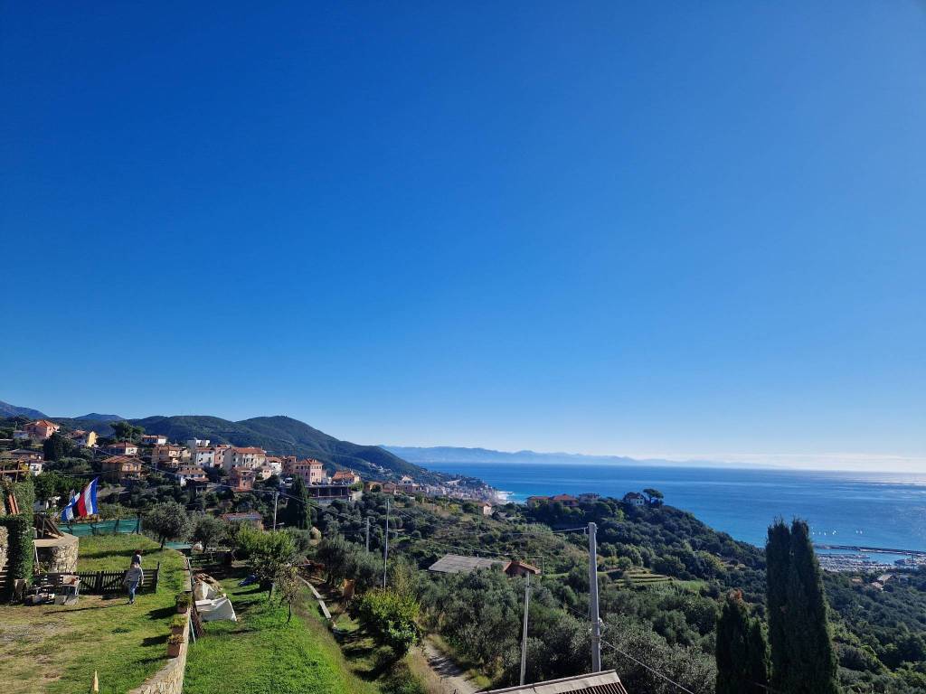 appartamento in vendita a Varazze in zona Castagnabuona