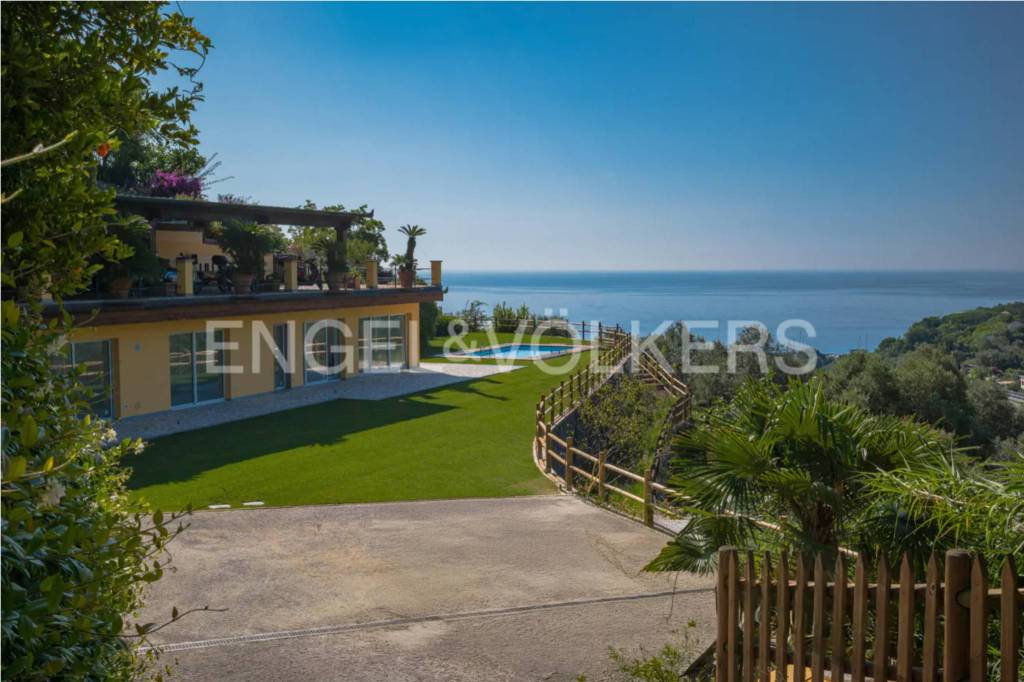 casa indipendente in vendita a Varazze in zona Castagnabuona