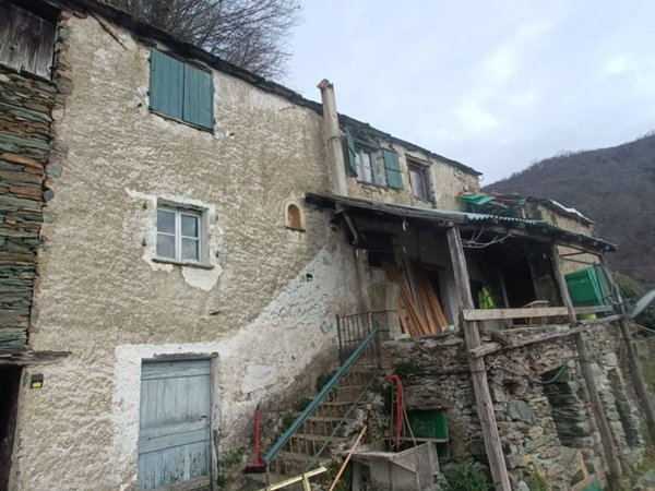 casale in vendita a Varazze in zona Alpicella