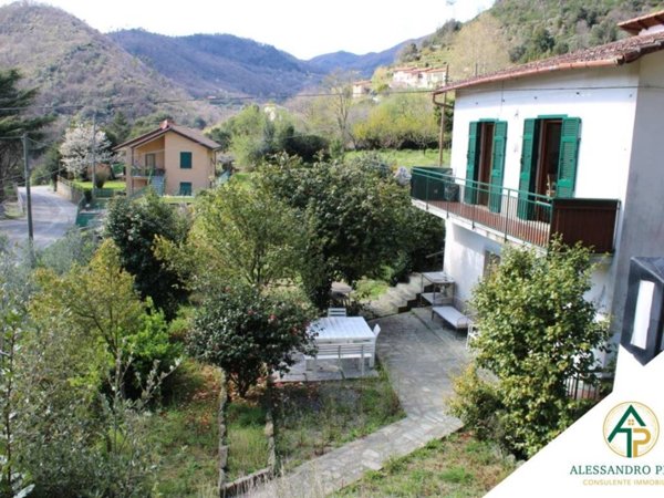 casa indipendente in vendita a Varazze in zona Pero