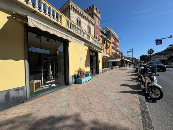 locale commerciale in vendita a Varazze