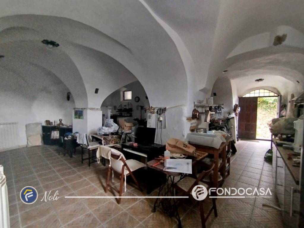 locale commerciale in vendita a Vezzi Portio