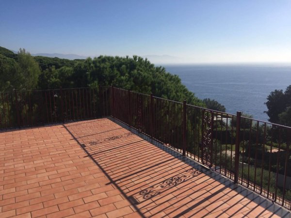 casa indipendente in vendita ad Arenzano in zona Terrarossa
