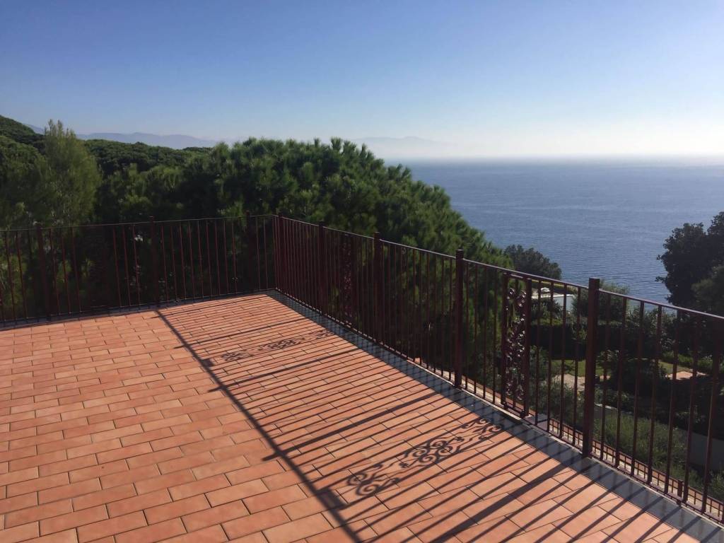 casa indipendente in vendita ad Arenzano in zona Terrarossa