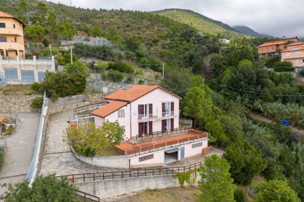 casa indipendente in vendita ad Arenzano in zona Terralba