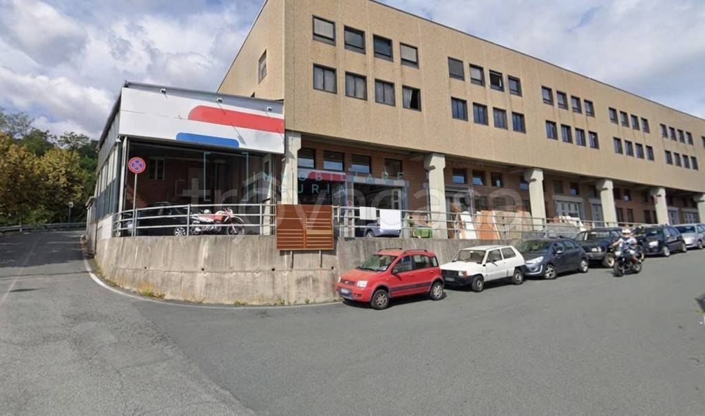 negozio in vendita ad Arenzano in zona Terralba