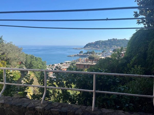 appartamento in vendita ad Arenzano in zona Terrarossa